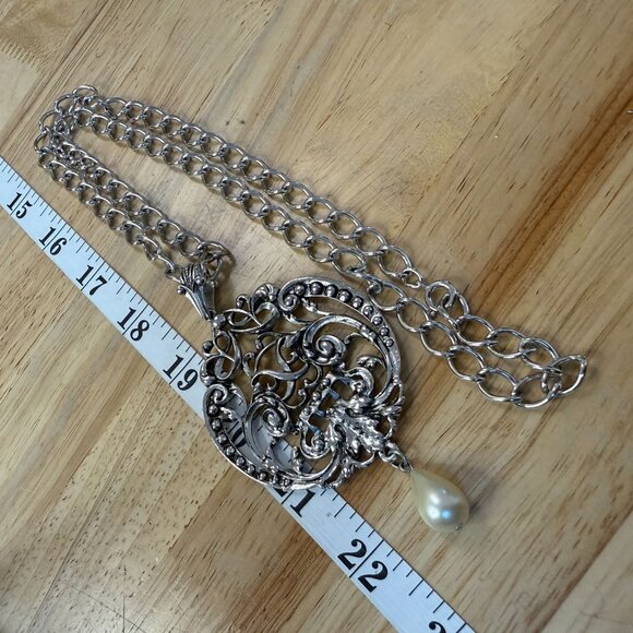 Vintage 1970s Avon Silver Tone Pendant Necklace With Faux Pearl Drop & Ornate Fi - Picture 7 of 7